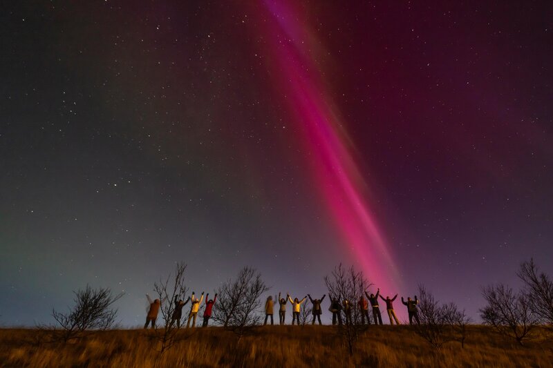 Viajantes da Adventure Club presenciaram o raro fenômeno da aurora boreal rosa