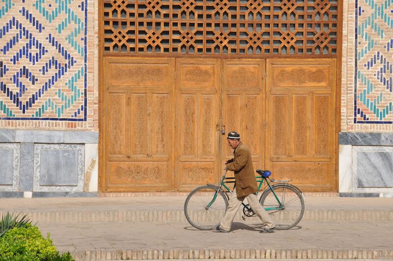 Homem andando de bicicleta no Uzbequistão