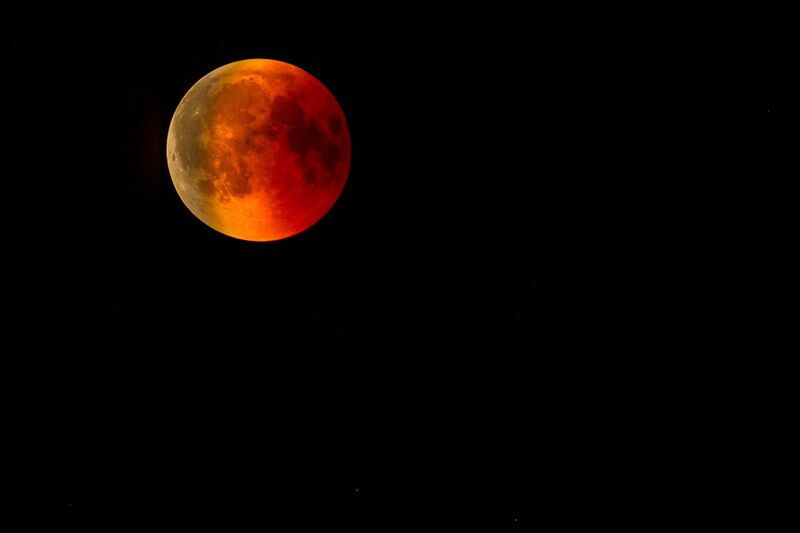 Eclipse lunar total e "Lua de Sangue"