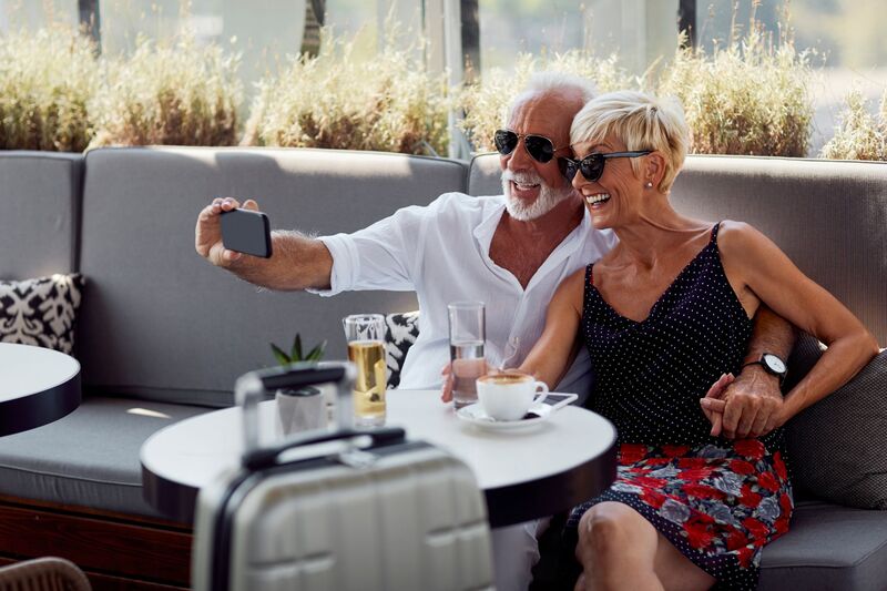 Casal na terceira idade viajando