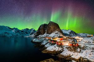 Aurora,Borealis,Over,Hamnoy,In,Norway Aurora Boreal nas Ilhas Lofoten, Noruega