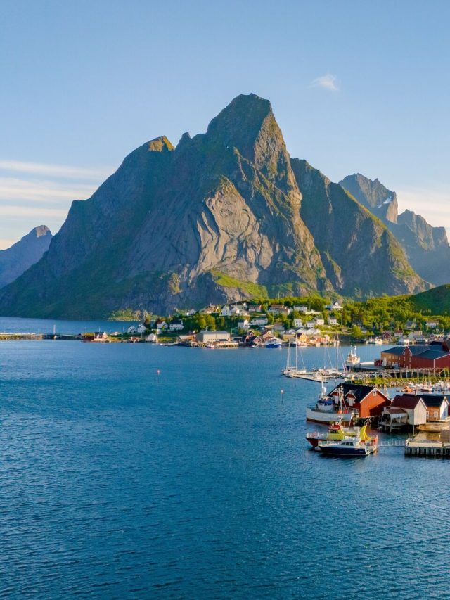Reine,,In,The,Beautiful,Lofoten,Islands,,Offers,Stunning,Mountains,And