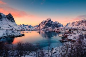Beautiful,Vibrant,Sunrise,Sky,Over,Reine,Town,With,Fishing,Village