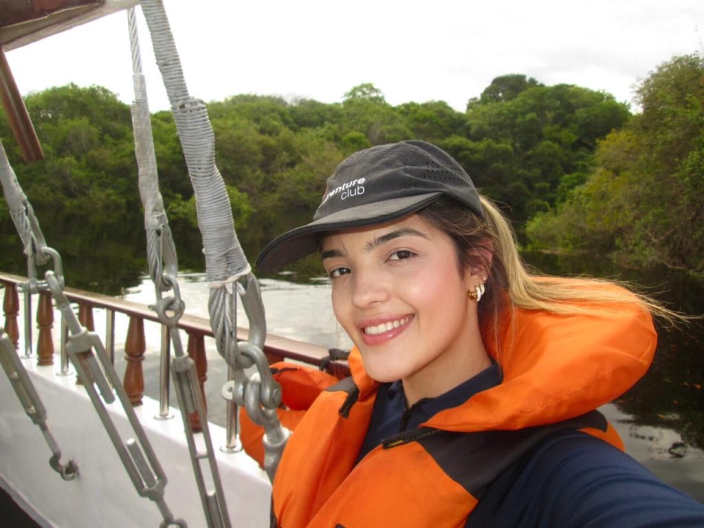 Laís, consultora da Adventure Club, viajando pela Amazônia