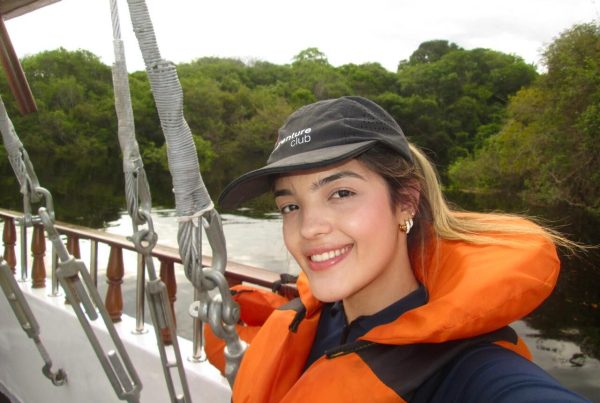 Laís, consultora da Adventure Club, viajando pela Amazônia