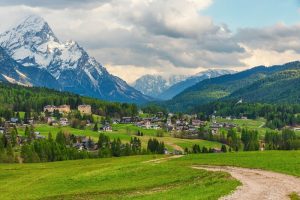 Cortina,D'ampezzo,Town,With,Alpine,Meadows,,Scattered,Houses,And,Snow