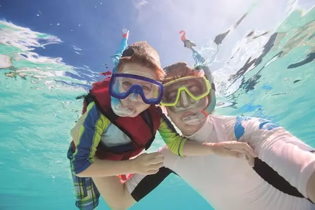 snorkeling, pessoas mergulando