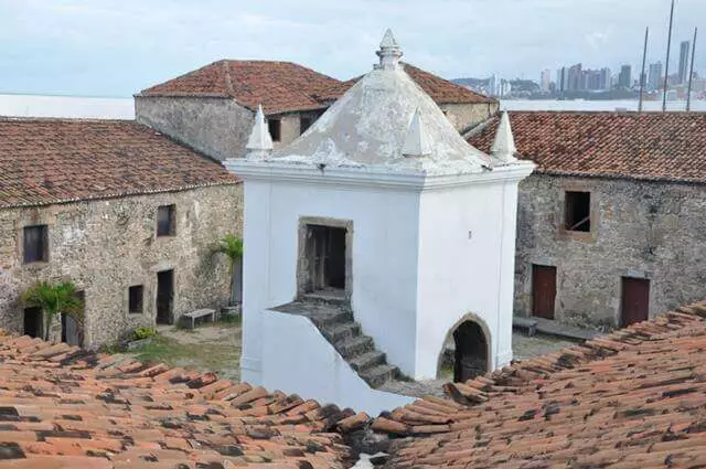 torre dentro da fortaleza dos reis magos