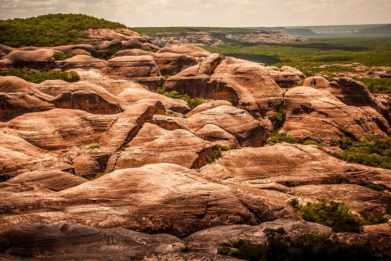 Trilhas na Serra da Capivara para desbravar tesouros arqueológicos e naturais