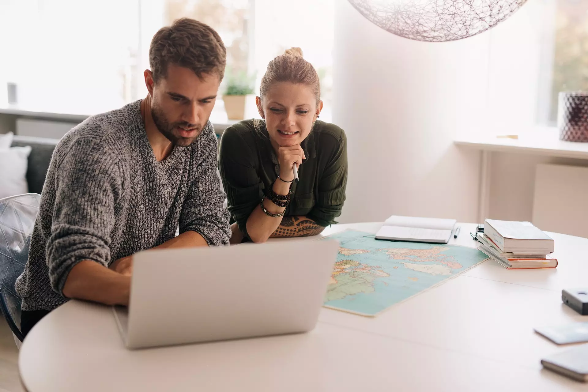 Viajar por conta própria ou por uma agência?