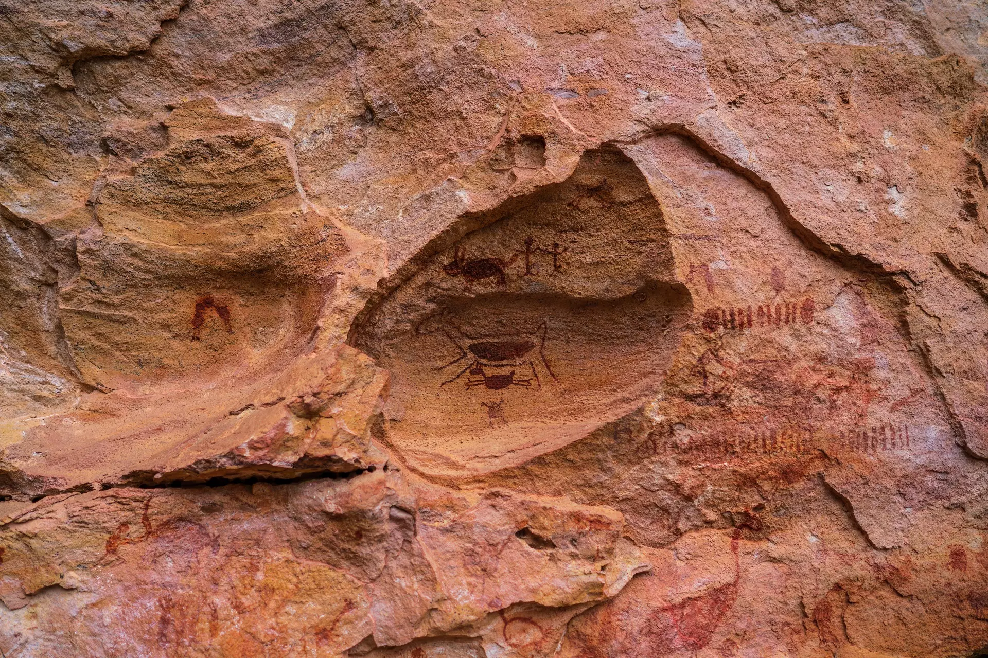 Imagem de pinturas rupestres na Serra da Capivara