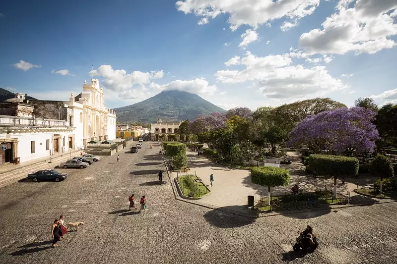 Praça central na cidade de Antigua, Guatemala