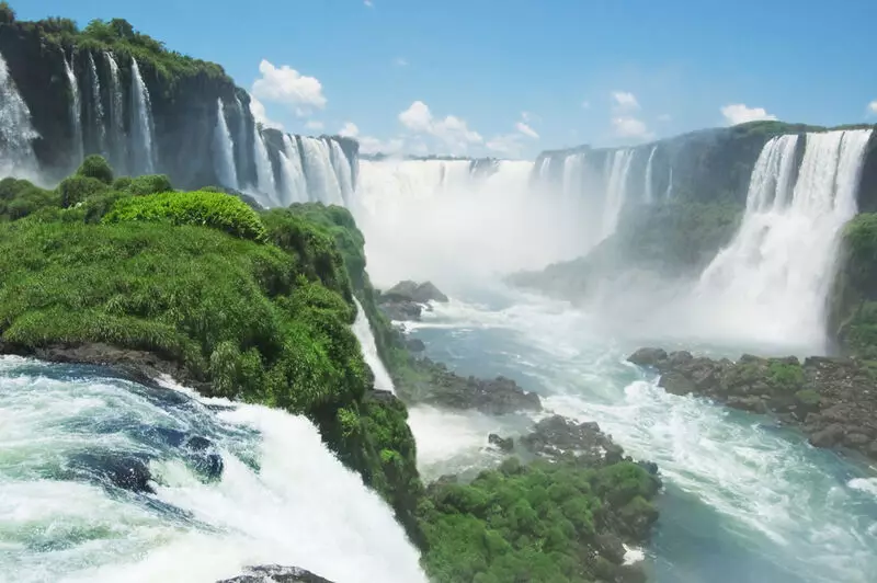 Cataratas do Iguaçu, na divisa entre Brasil e Argentina
